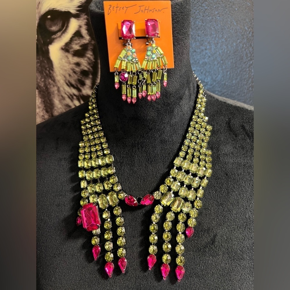 🧙💚BETSEY JOHNSON STUNNING "RICH
WITCH BIB NECKLACE & EARRING SET "-🧙💚
NWT| - Picture 4 of 14